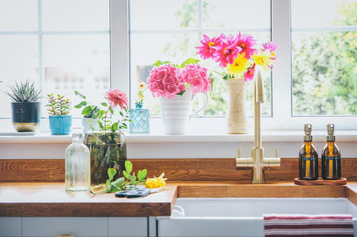 Winter Blues to Spring Hues: 19 Flower Decorating Tips for Your Apartment